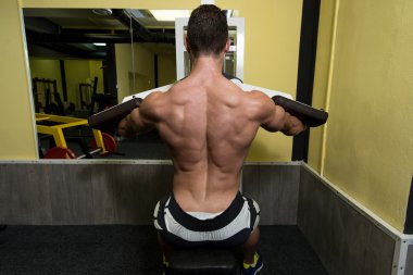 geri egzersiz yaparak sağlıklı genç adam