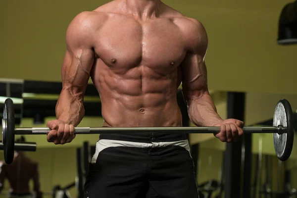 Statný muž s činka Biceps cvičení — Stock fotografie
