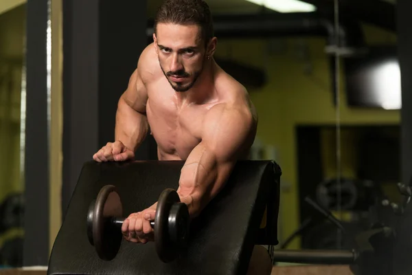 Biceps-oefening met halter — Stockfoto