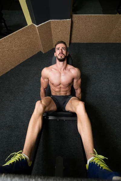 Mannen i gymmet på maskin utövar — Stockfoto