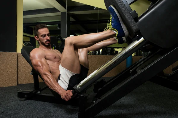 Muž na Leg Press cvičení nohou — Stock fotografie