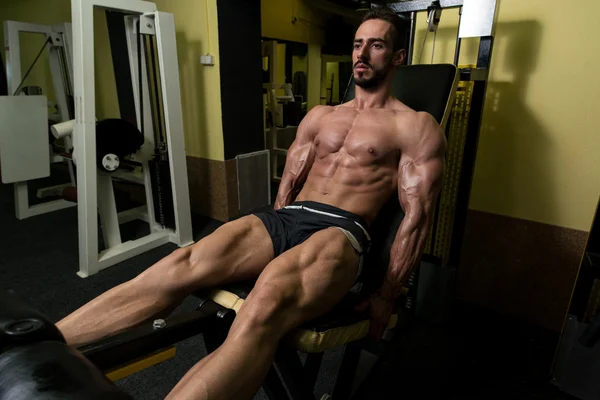 Ejercicios de cuádriceps en el gimnasio —  Fotos de Stock