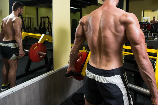 Jeune homme en santé faisant de l'exercice pour le dos — Photo