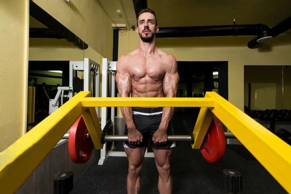 Ejercicio de espalda en el gimnasio —  Fotos de Stock