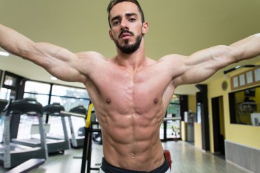 kabloları ile göğüs egzersiz