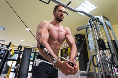 kabloları ile göğüs egzersiz