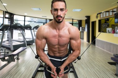 kaslı vücut geliştirmeci performanslı kablo crossover