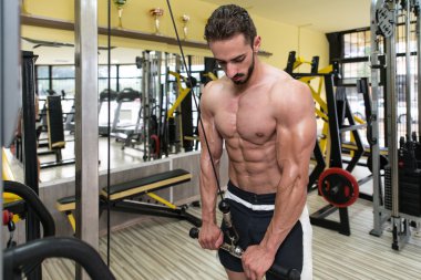 genç adam sağlıklı Club triceps egzersiz