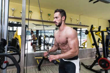 genç adam sağlıklı Club triceps egzersiz