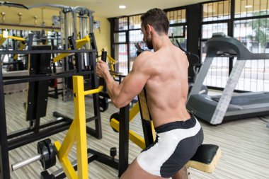 Egzersizler oturmuş satır makinede geri