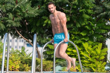 Triceps Yüzme Havuzu Egzersizi