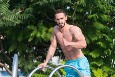 Yüzme havuzunda Başparmaklar Yukarı İşareti Gösteriliyor