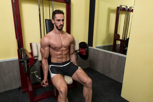 Pazı egzersizleri bir makine üzerinde