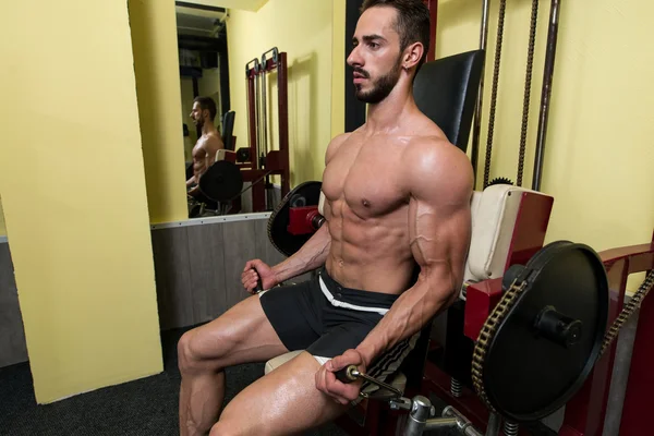 Biceps Exercises On A Machine — Stock Photo, Image