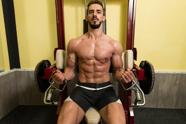 Biceps Oefeningen op een Machine — Stockfoto