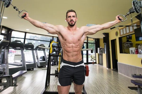 Muskulöser Bodybuilder bei der Kabelübergabe — Stockfoto