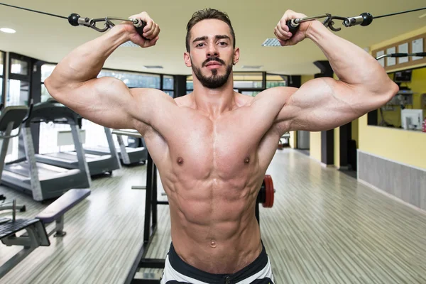 Entrenamiento de bíceps con cables — Foto de Stock