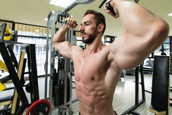Biceps trening kabel Crossover — Zdjęcie stockowe