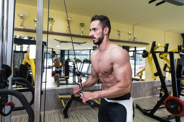 Giovane uomo esercizio Triceps in sano club — Foto Stock