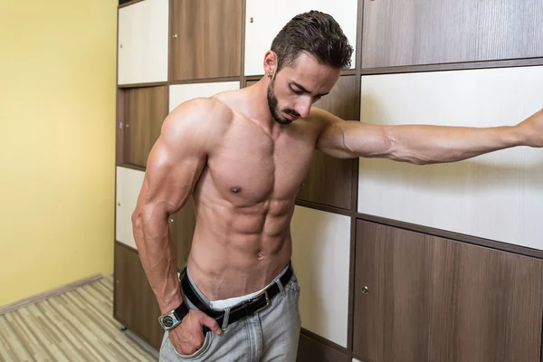 Athlete Changing Clothing in Gym Locker Room — Stock Photo, Image