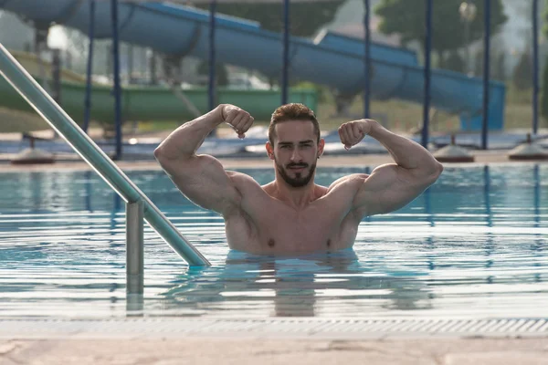 Dvojitý Biceps pozice v bazénu — Stock fotografie