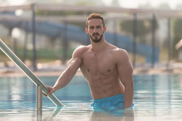 Man Resting Relaxed On Edge Of Swimming Pool — Stock Photo, Image