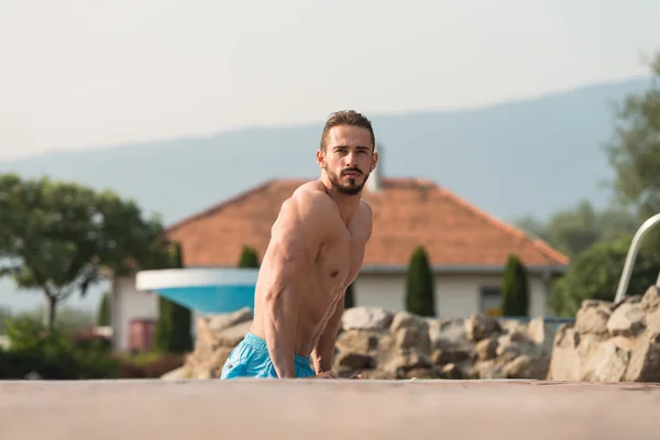 Tineri Looking Macho Om La Piscină — Fotografie, imagine de stoc