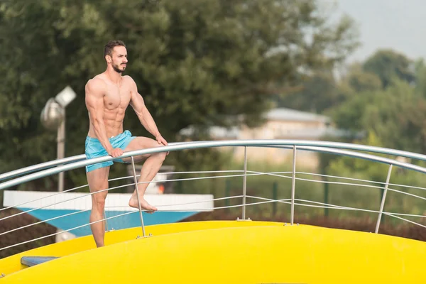 水泳プールでの下着姿の筋肉マン — ストック写真