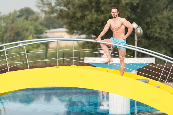 Hombre musculoso en reposo bajo el agua en la piscina — Foto de Stock