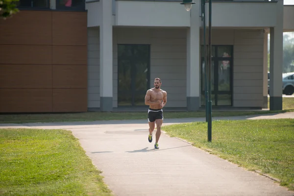 Joven hombre guapo corriendo en el parque —  Fotos de Stock