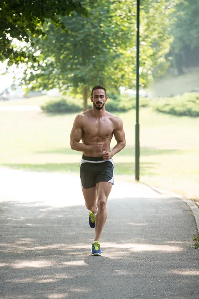 Giovane bell'uomo che corre nel parco — Foto Stock