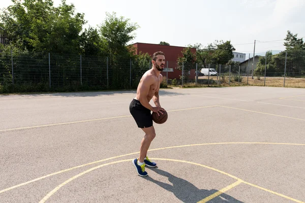 Bodybuilder jouer au basket-ball en plein air — Photo