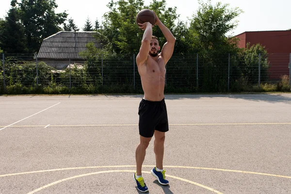 Halterofilista jogar basquete ao ar livre — Fotografia de Stock