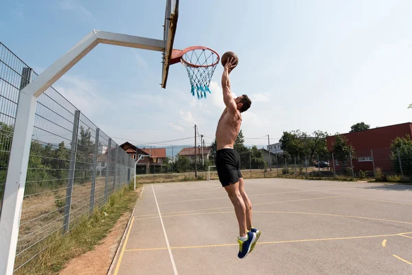 Joueur de basket-ball est sur le point de Slam Dunk — Photo