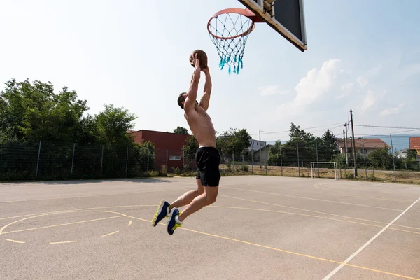 健美运动员打篮球户外 — 图库照片