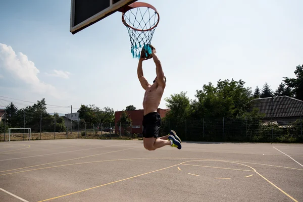 Basketbalspeler schieten in een speeltuin — Stockfoto