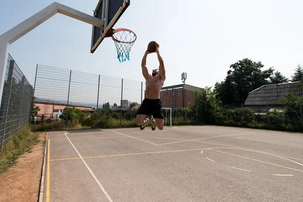 Joueur de basket-ball est sur le point de Slam Dunk — Photo