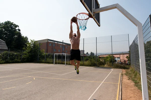 Joueur de basket-ball est sur le point de Slam Dunk — Photo