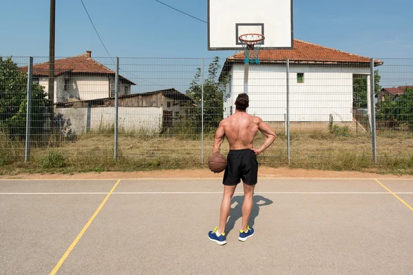 Basketballspieler schießt auf Spielplatz — Stockfoto