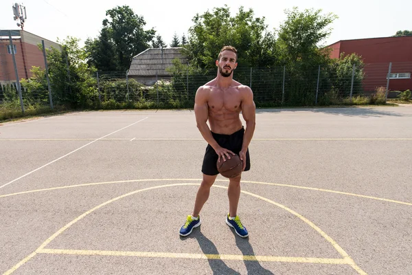 Bodybuilder jouer au basket-ball en plein air — Photo