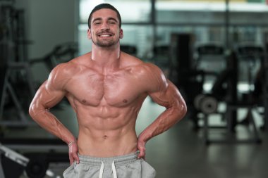 Spor salonunda poz bir vücut geliştirmeci detay