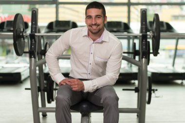 Spor salonunda rahat dinlenme çekici genç işadamı