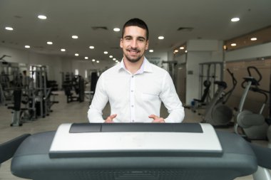 Bir koşu bandı üzerinde egzersiz işadamı