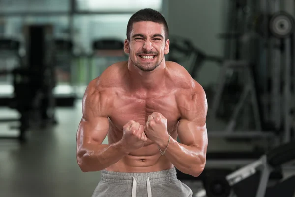 Detail van een Bodybuilder poseren In de sportschool — Stockfoto