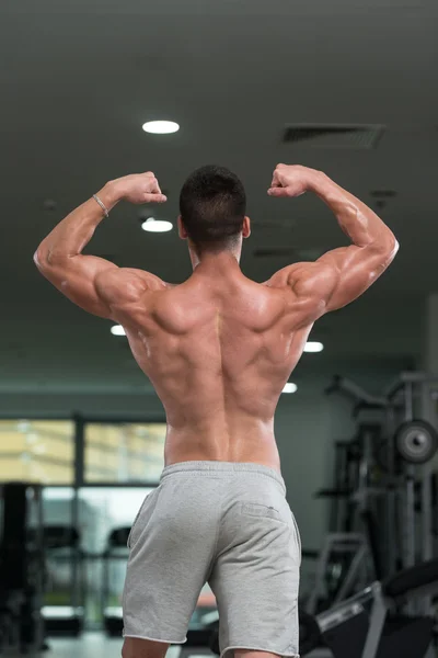 Detail van een Bodybuilder poseren In de sportschool — Stockfoto