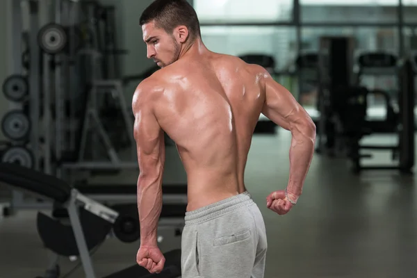 Físicamente el hombre mostrando su espalda bien entrenada — Foto de Stock
