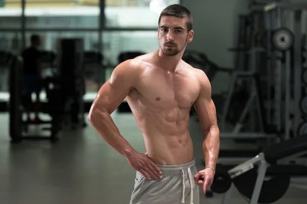 Portrait d'un jeune homme musclé physiquement apte — Photo