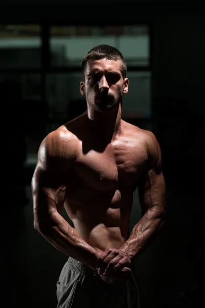 Bodybuilder posant dans la salle de gym — Photo