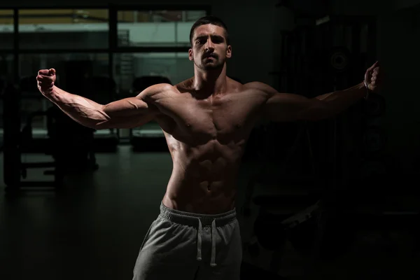 Bodybuilder poseren in de sportschool — Stockfoto