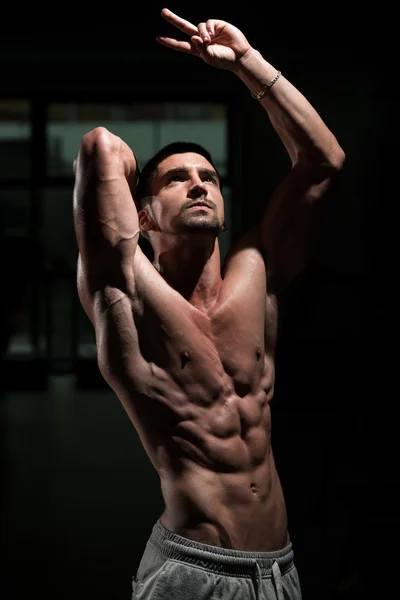 Güçlü vücut geliştirme adam ararken — Stok fotoğraf